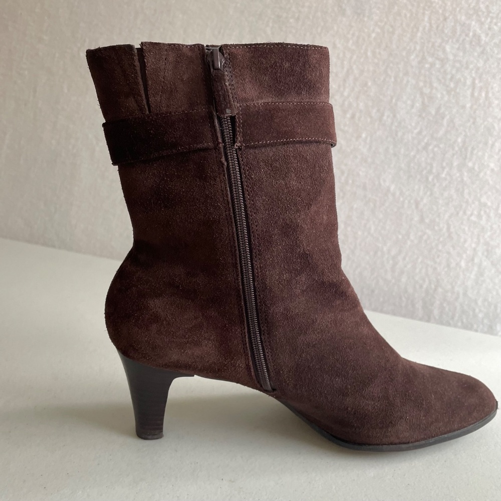 Talbots Brown Suede Ankle Boots Booties Buckle Stacked Heel Classic Size 8 1/2 - Picture 2 of 9